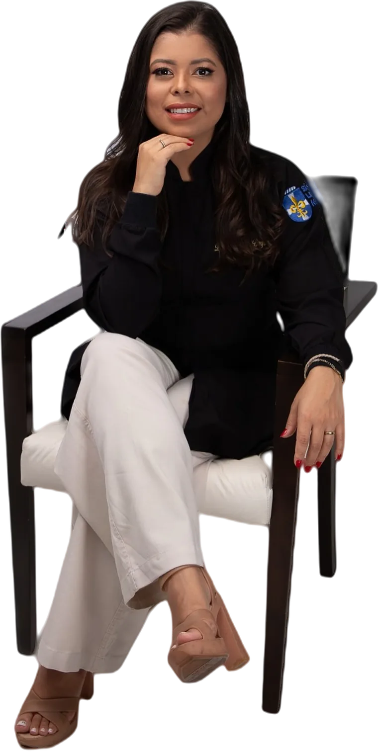 Dra. Andréia Bonfim, especialista em Ortodontia, sentada e sorrindo