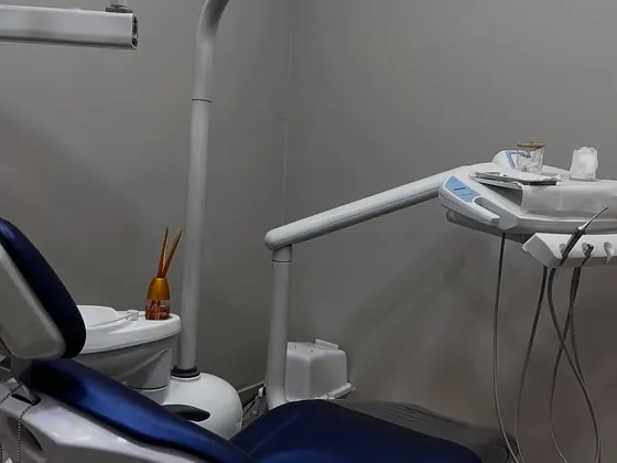 Outro ângulo do consultório, com equipamentos e iluminação