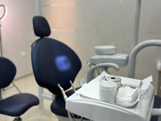 Consultório com cadeira odontológica azul-marinho
