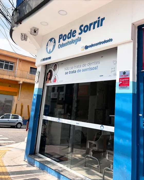 Fachada azul e branca da Pode Sorrir Odontologia na Rua Itinguçu
